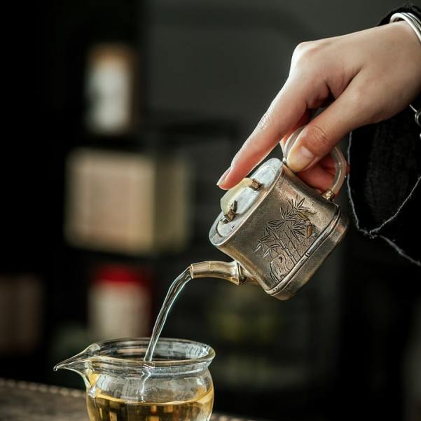 tea pouring glass amber